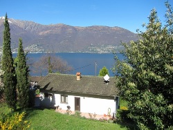 Grosszügiges Einfamilienhaus in Caviano-Gambarogno